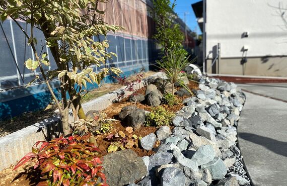 植栽でおしゃれに目隠し効果。｜富士宮の外構工事はMKプランニングにご相談下さい。