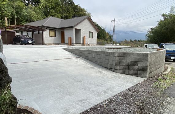 スロープ工事で段差の登り降りの負担を軽減。｜富士市内の外構工事はMKプランニングにお任せください！